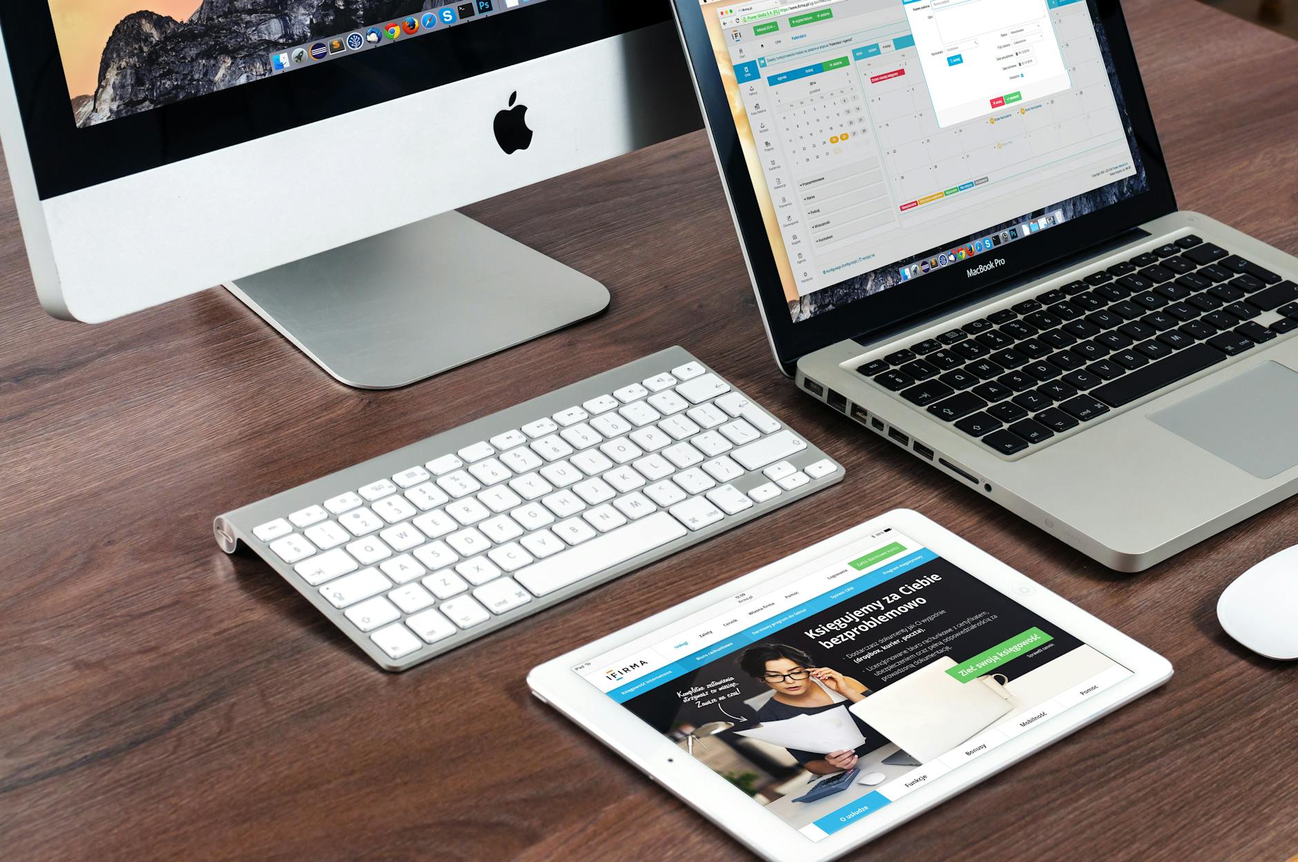 Work station at SOHO Consulting, HR and Business Experts